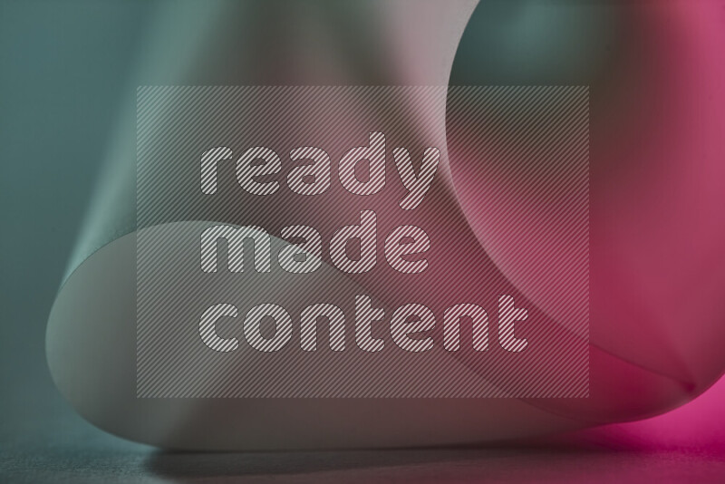 فن تجريدي يعرض منحنيات وتدرجات اللون الأخضر والأحمر مكونه بضوء ملون