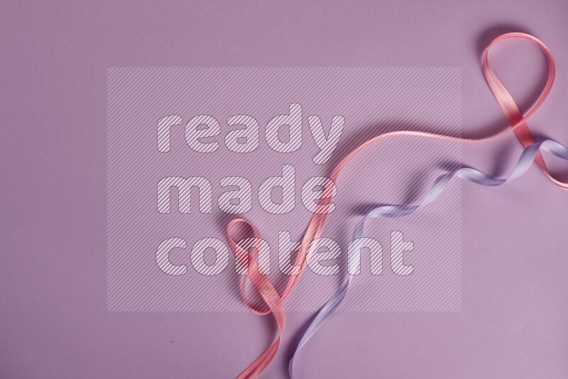 مجموعة من أدوات الخياطة والتفصيل زهرية وأرجوانية اللون على خلفية أرجوانية