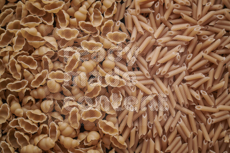 نوعين من المعكرونة علي الخلفية كاملة