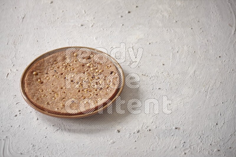 بسبوسة علي خلفية بيضاء خشبية