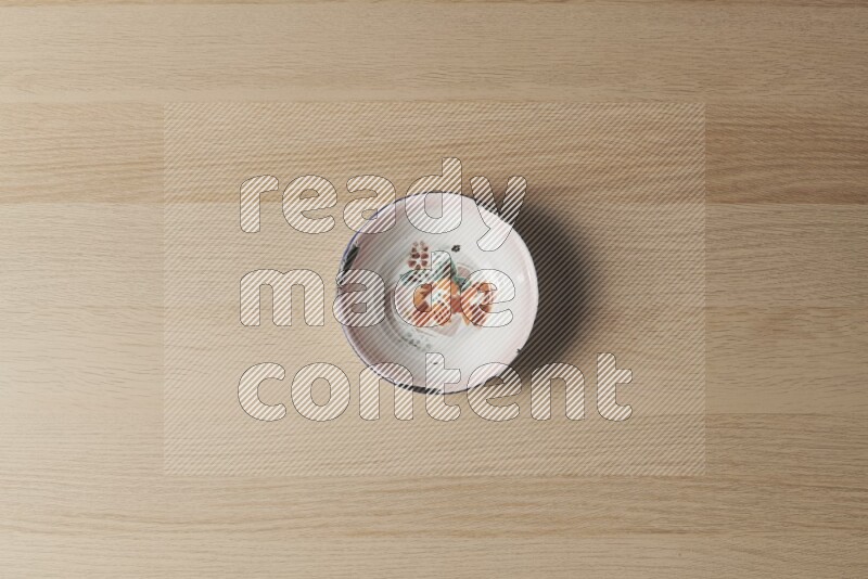 صحن معدني عتيق على خلفية خشبية فاتحة