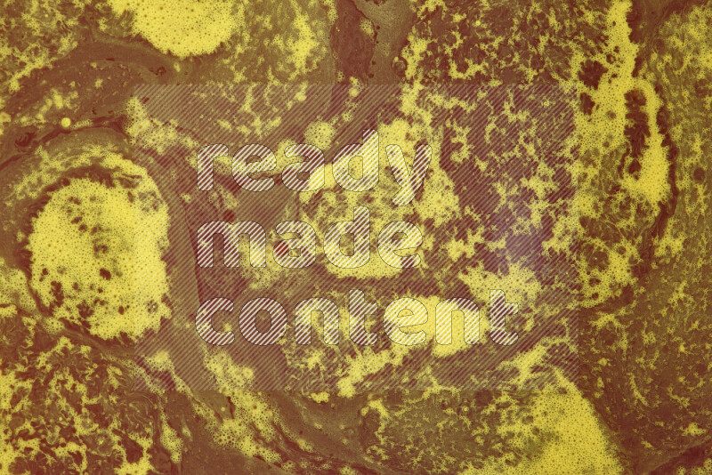 تظهر الصورة أشكال مختلفة من تداخلات اللون الأحمر والأصفر