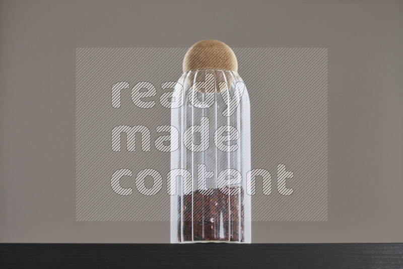 ترتر ملون في وعاء زجاجي علي خلفية سوداء