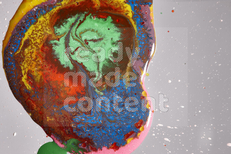 لقطات مقربة لألوان متنوعة تمتزج على خلفية رمادية