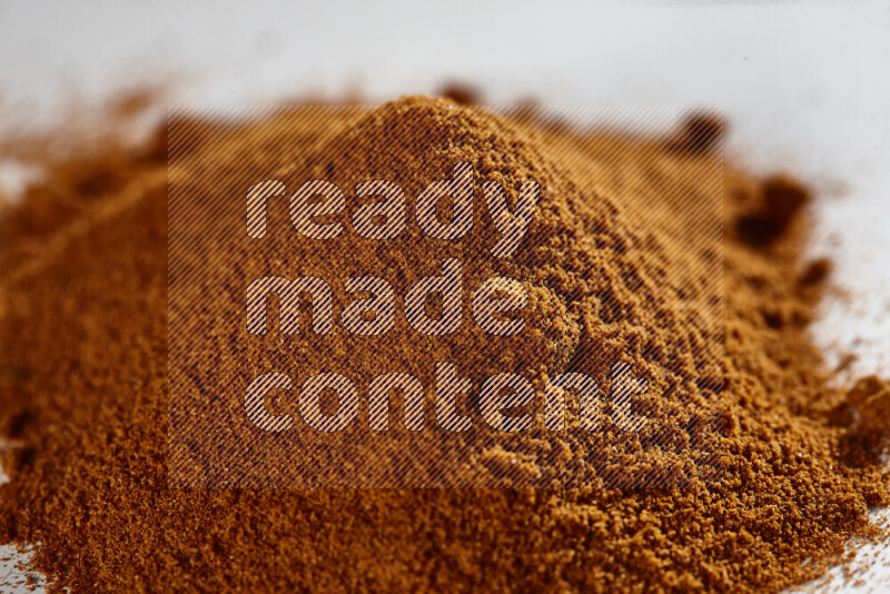 حفنة من بودرة البابريكا علي خلفية بيضاء