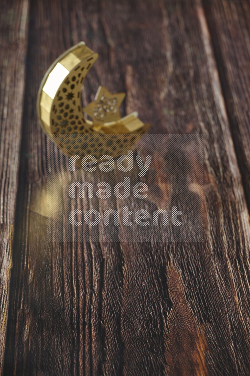 فانوس موضوع علي خلفية خشبية