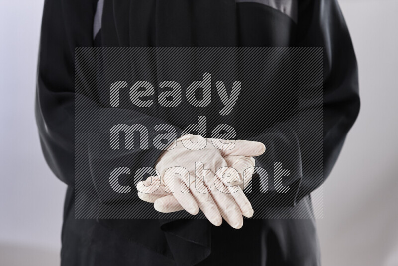 طبيبة ترتدي عباءة وملابس طبية في أوضاع متعددة