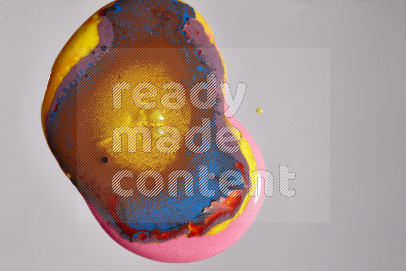 لقطات مقربة لألوان متنوعة تمتزج على خلفية رمادية