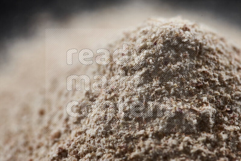 حفنة من بودرة البصل علي خلفية سوداء