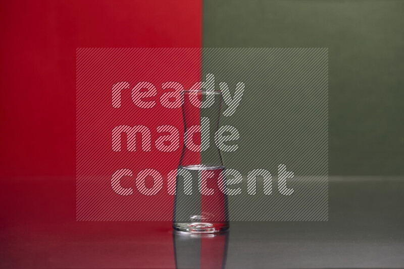 تظهر الصورة أواني زجاجية ممتلئة بالماء موضوعة على خلفية من اللونين الأحمر والأخضر الغامق