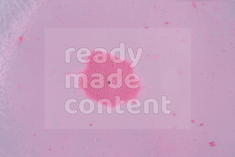 تلتقط الصورة تناثرا للطلاء الوردي علي خلفية بيضاء