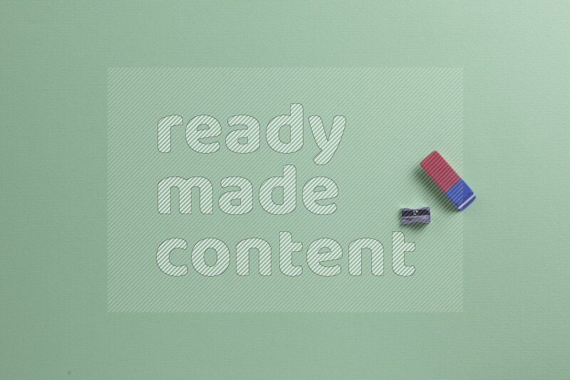 مستلزمات مدرسية مختلفة على خلفية خضراء