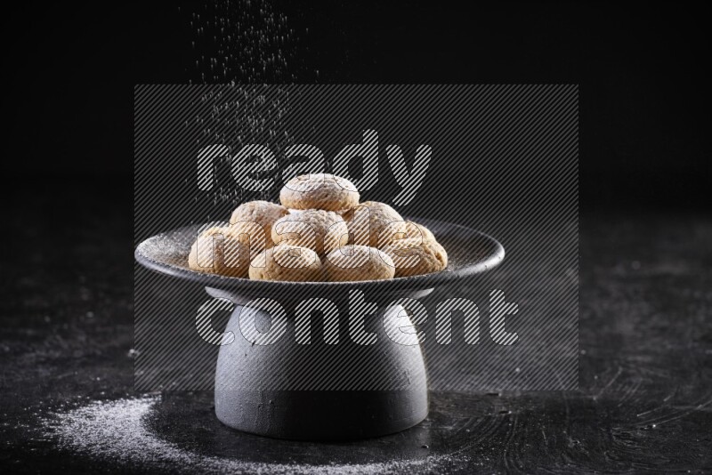 كحك علي صحن تقديم علي خلفية سوداء