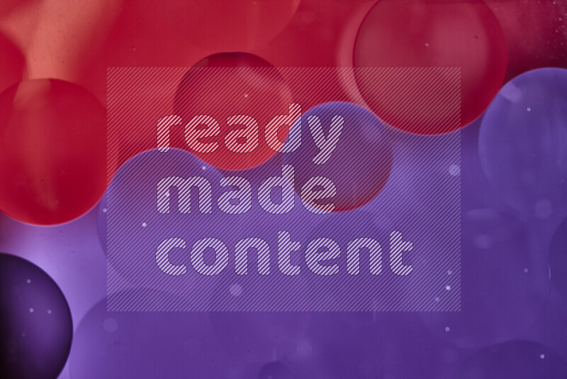 لقطات مقربة لفقاعات من الزيت على سطح الماء باللون الأحمر والأرجواني