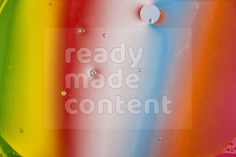 لقطات مقربة لفقاعات من الزيت على سطح الماء بألوان متنوعة