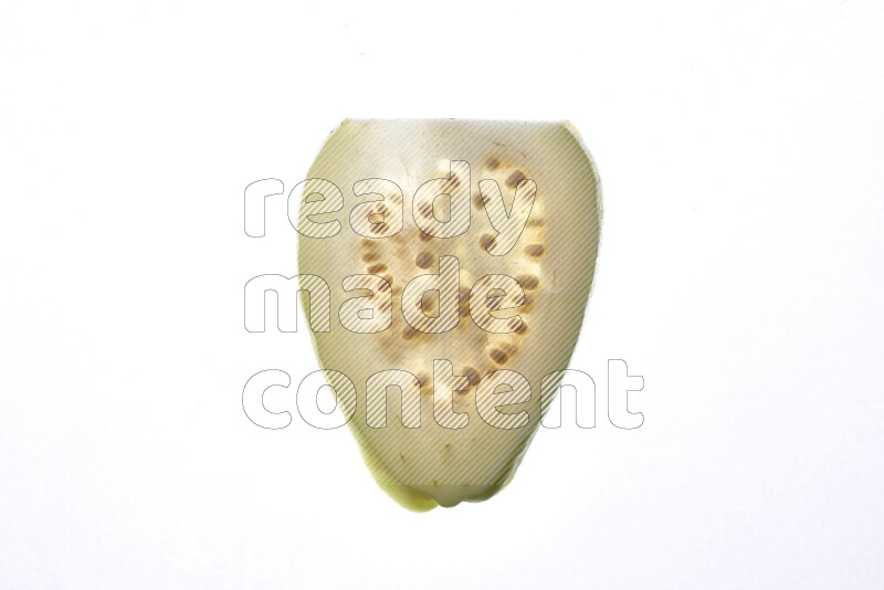 شرائح من الجوافة علي خلفية بيضاء مضيئة