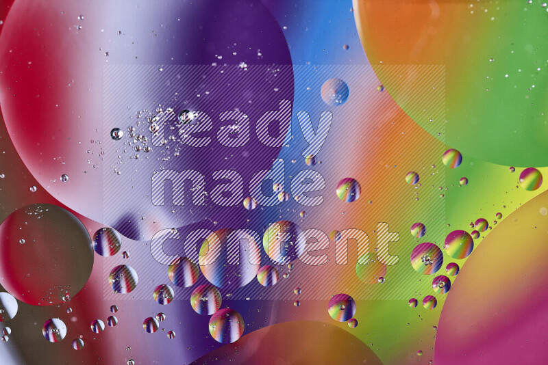 لقطات مقربة لفقاعات من الزيت على سطح الماء بألوان متنوعة