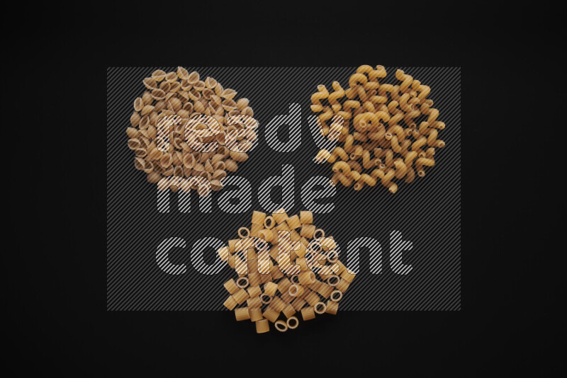 أنواع مختلفة من المعكرونة علي خلفية سوداء