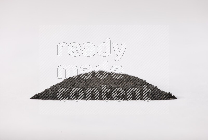 بذور حبة البركة علي شكل مثلث علي خلفية بيضاء