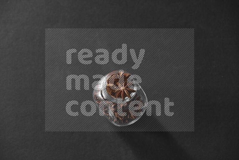 يانسون نجمي في وعاء زجاجي علي خلفية سوداء