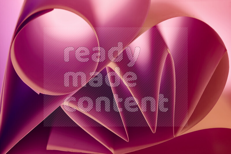 عرض فني لطيات الورق تخلق مزيج من الأشكال الهندسية، مضاءة بإضاءة ناعمة بدرجات اللون الودري والالوان الدافئة