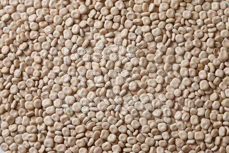 حبوب الترمس علي خلفية بيضاء