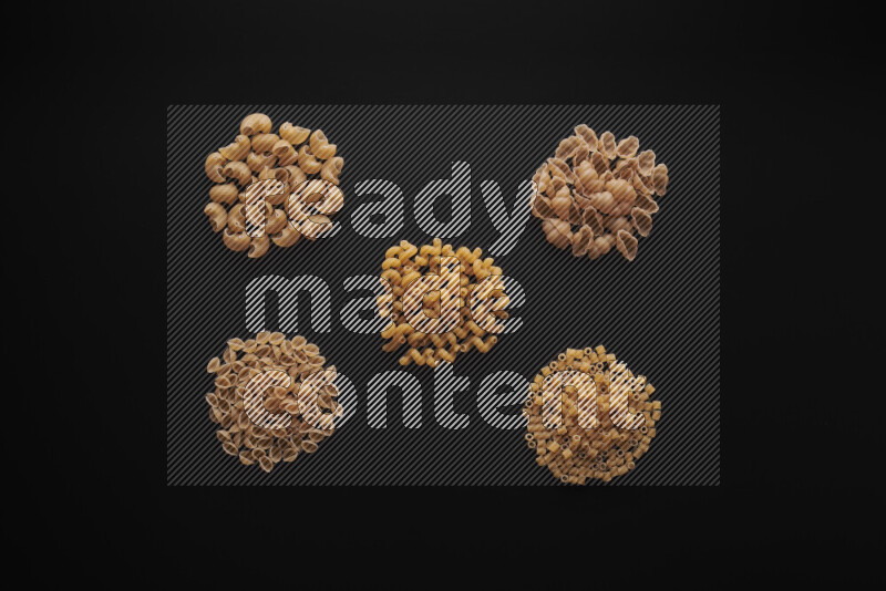 أنواع مختلفة من المعكرونة علي خلفية سوداء