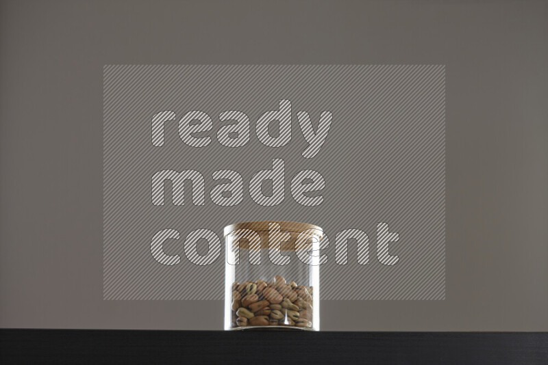 فول تدميس في وعاء زجاجي على خلفية سوداء