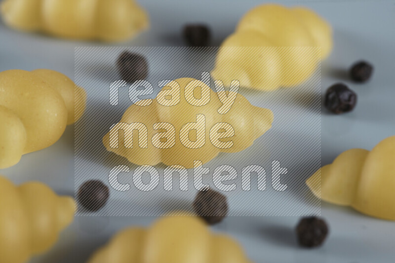 معكرونة مع مكونات متنوعة من الطماطم والثوم والبصل والفلفل الأحمر والفلفل الأسود والفلفل الأبيض وأوراق الغار وإكليل الجبل والهيل و مشروم على خلفية زرقاء فاتحة