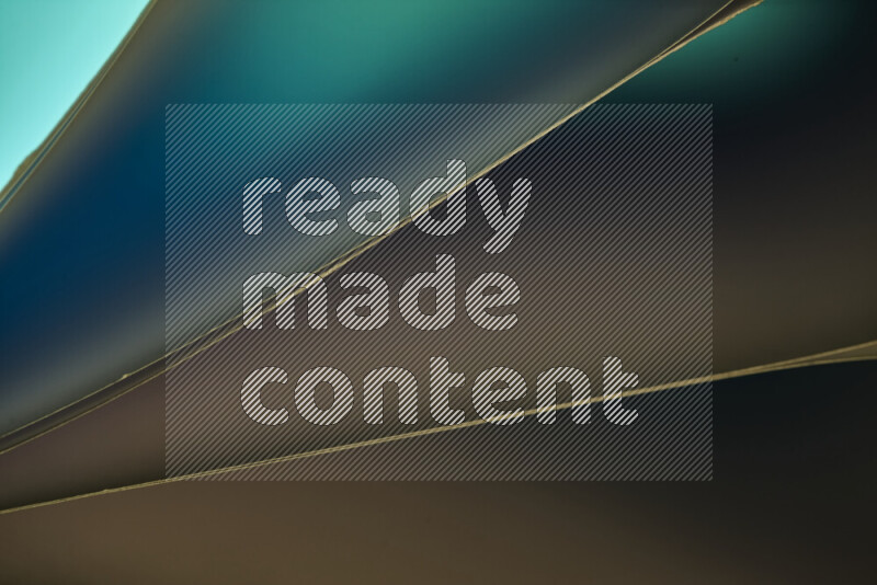 فن تجريدي يعرض منحنيات مع تدرجات الألوان الباردة مكونه بضوء ملون