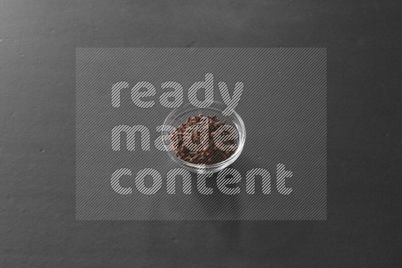 قرنفل في وعاء زجاجي علي خلفية سوداء