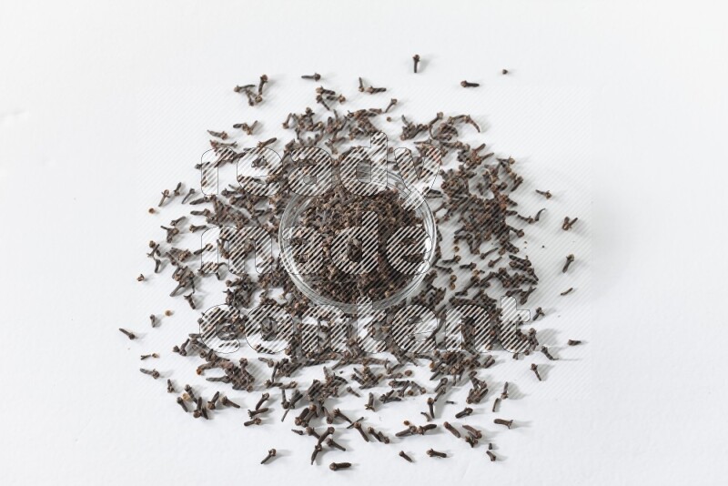 وعاء زجاجي ممتلئ بالقرنفل على أرضية بيضاء