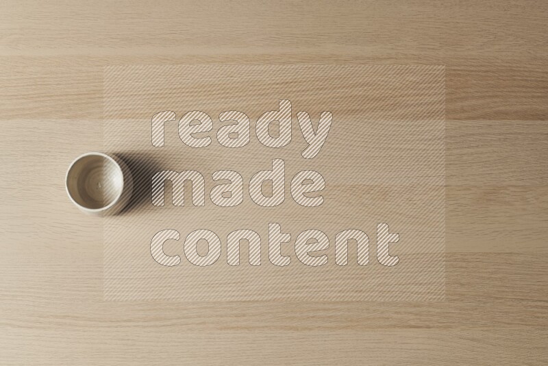 وعاء فخاري أبيض على خلفية خشبية فاتحة