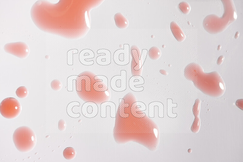 لقطات مقربة لقطرات من اللون الأحمر على خلفية بيضاء