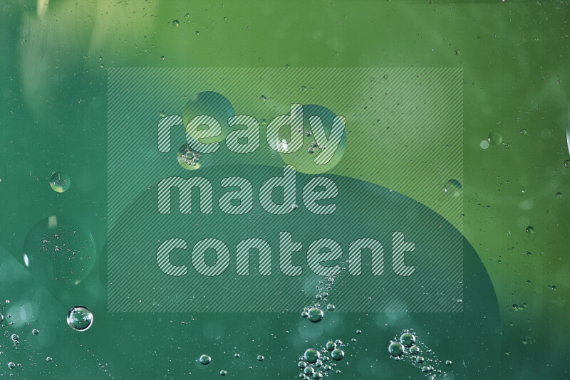 لقطات مقربة لفقاعات من الزيت على سطح الماء باللون الأخضر