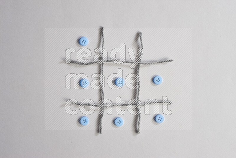 أزرار زرقاء موضوعة علي خلفية رمادية