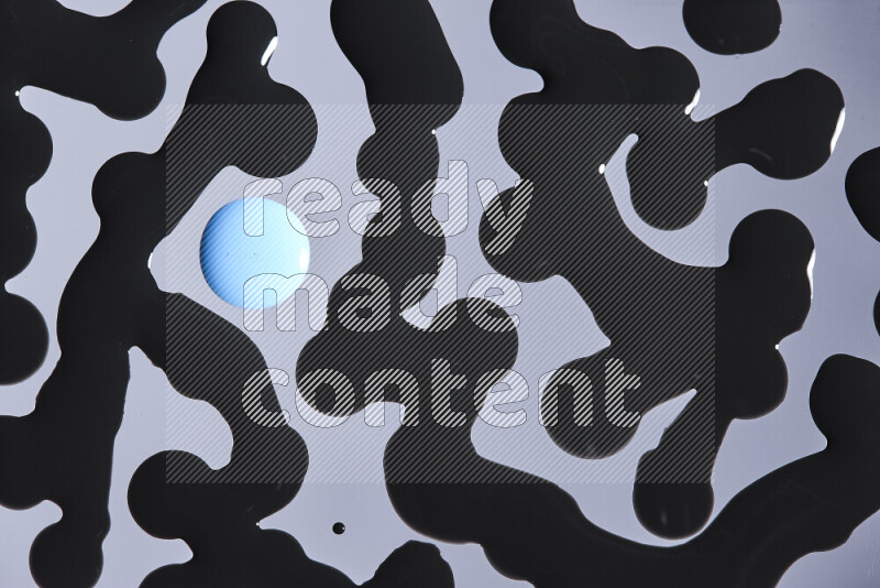 لقطات مقربة لقطرات من اللون الأزرق و الأسود على الخلفية