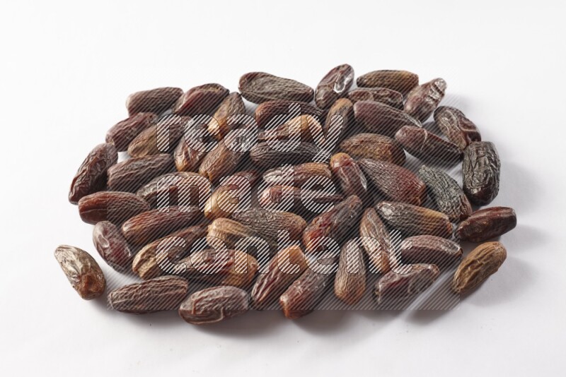 تمر على خلفية بيضاء