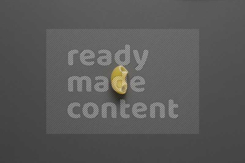 معكرونة هلالية علي خلفية رمادية