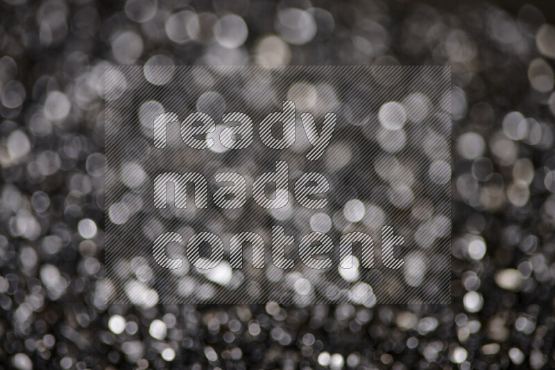 قطع زجاجية سوداء لامعة متناثرة على خلفية سوداء