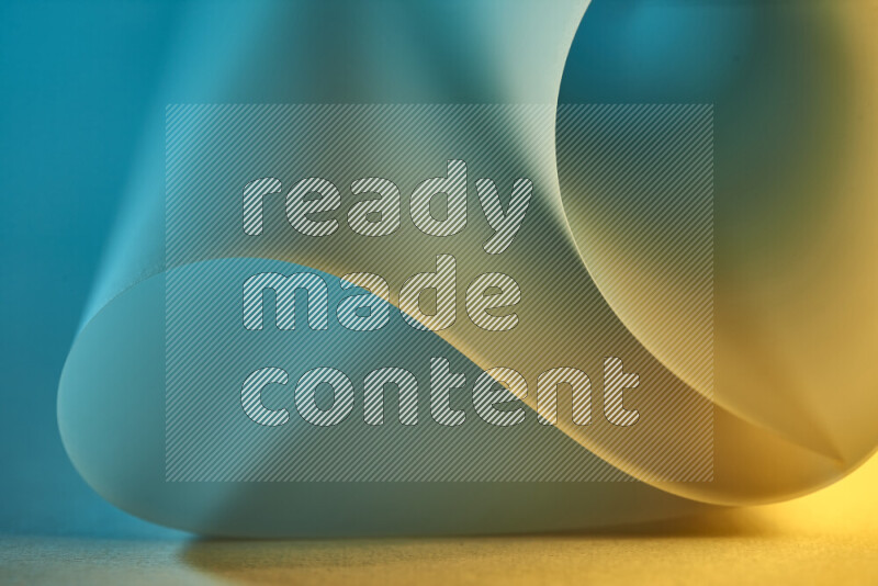 فن تجريدي يعرض منحنيات وتدرجات اللون الأزرق والذهبي مكونه بضوء ملون