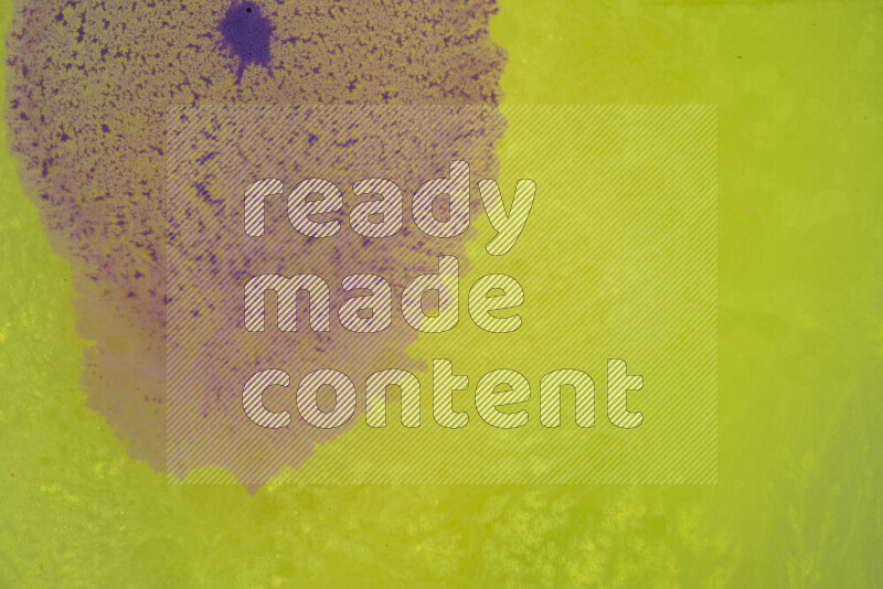 تلتقط الصورة تناثرا للطلاء الأرجواني علي خلفية صفراء