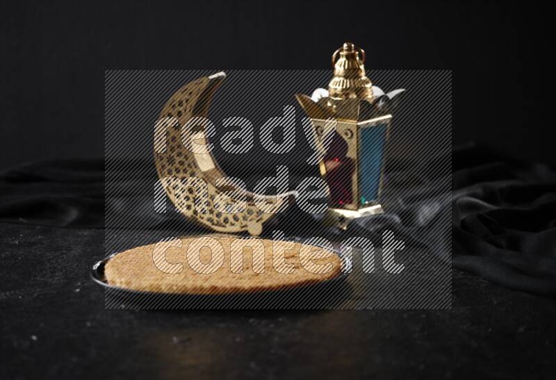 كنافة مع فوانيس علي خلفية سوداء خشبية