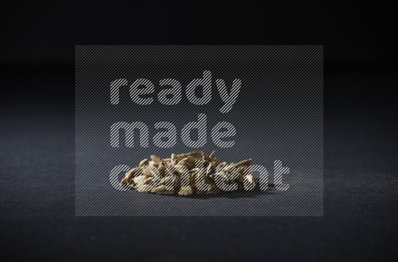 حبوب الهيل في شكل دائري على خلفية سوداء