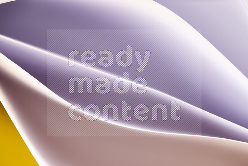 هذه الصورة تعرض تكوين فن الورق التجريدي مع منحنيات ورقية باللون الأبيض ودرجات دافئة مختلفة المكونه بواسطة الضوء الملون