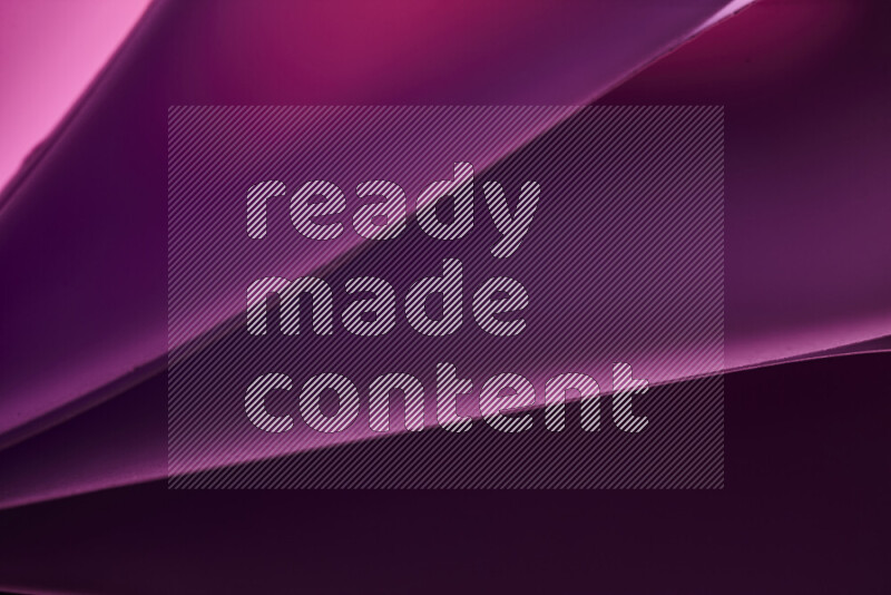 فن تجريدي يعرض منحنيات مع تدرجات الألوان الدافئة والباردة مكونه بضوء ملون