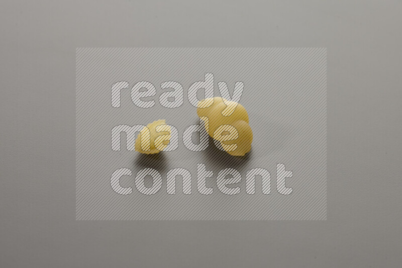 معكرونة ودعة في وعاء فخاري علي خلفية رمادية