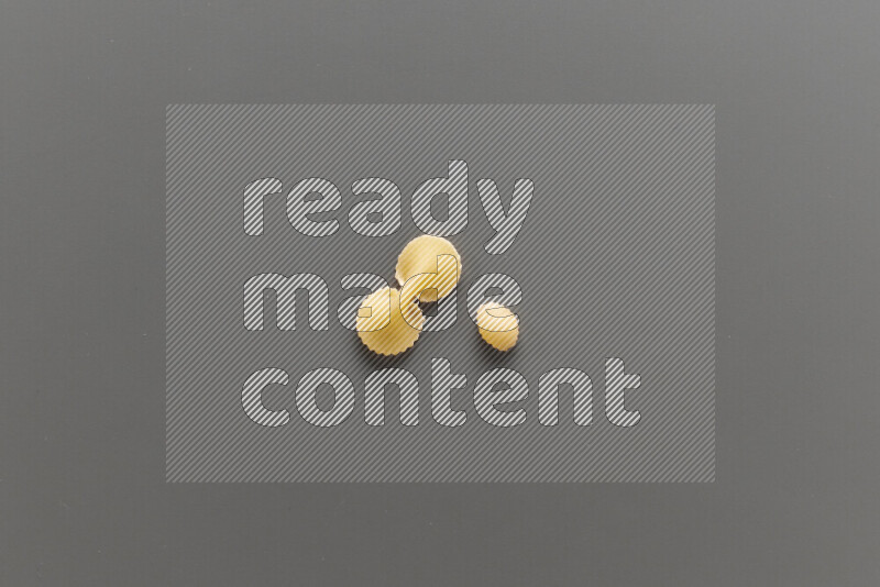 معكرونة فيونكة مع أنواع أخري من المعكرونة علي خلفية رمادية