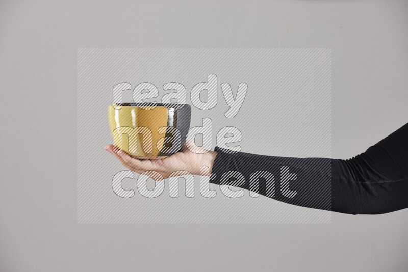 امرأة ترتدي عباءة سوداء تحمل أدوات فخارية مختلفة في أوضاع متعددة