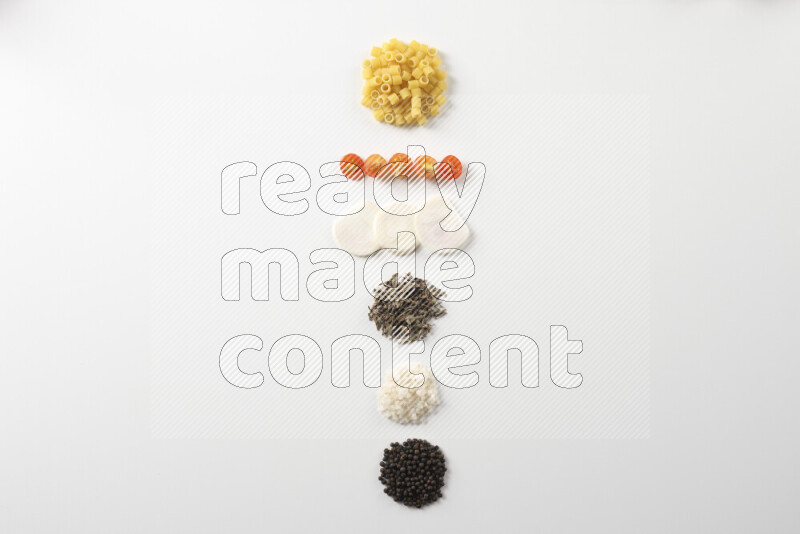 مكونات وصفة المعكرونة بالصلصة الحمراء على خلفية بيضاء